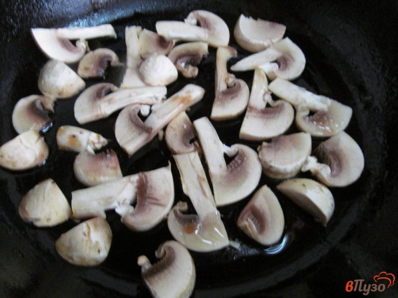 Фото приготовление рецепта: Капустный салат с жареными грибами шаг №1