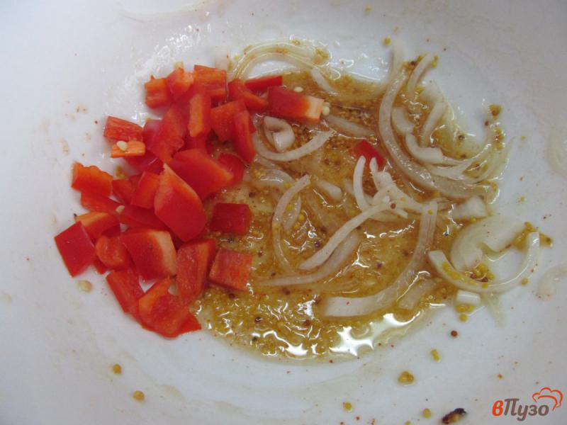 Фото приготовление рецепта: Капустный салат с жареными грибами шаг №3