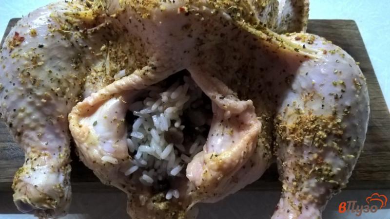 Фото приготовление рецепта: Курица фаршированная с рисом и грибами шаг №4