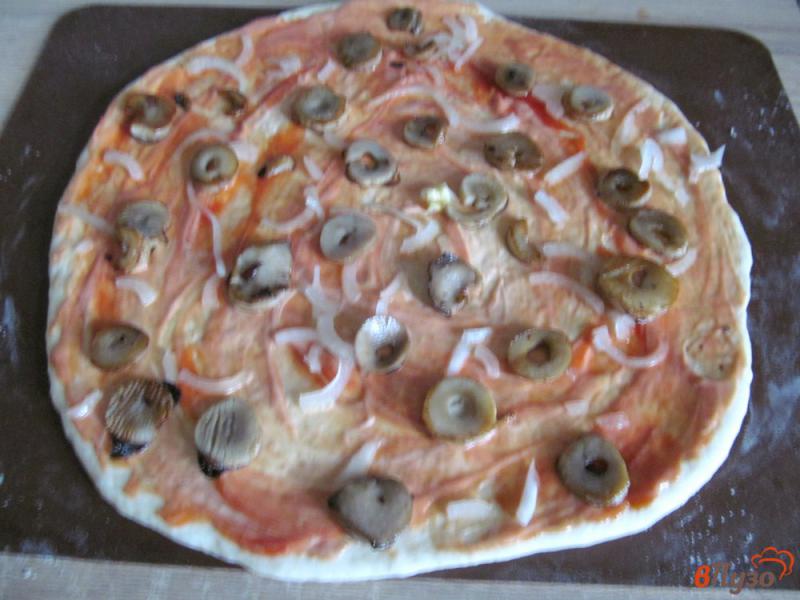 Фото приготовление рецепта: Пицца с морепродуктами шаг №3