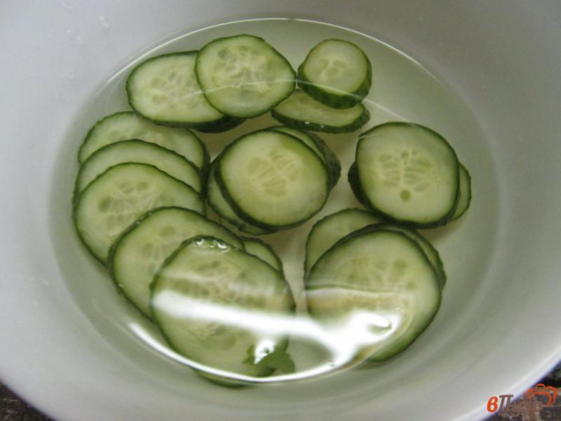 Фото приготовление рецепта: Овощной салат с листьями сельдерея и мяты шаг №1