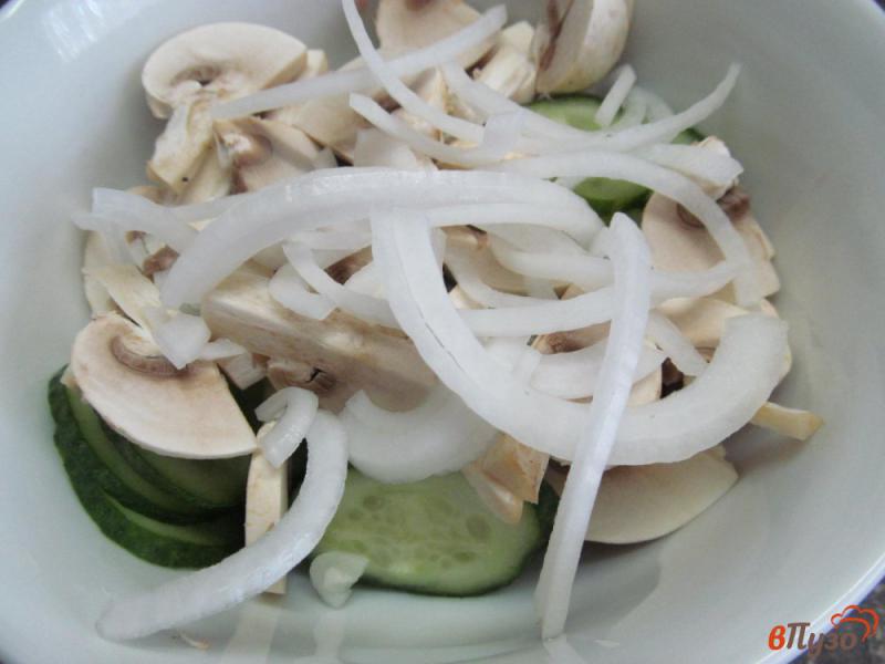 Фото приготовление рецепта: Овощной салат с листьями сельдерея и мяты шаг №4