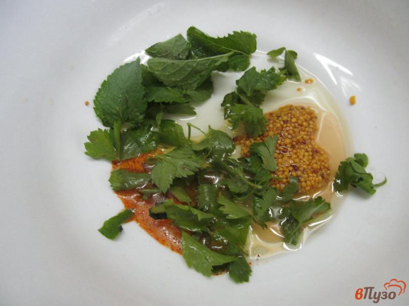 Фото приготовление рецепта: Овощной салат с листьями сельдерея и мяты шаг №6