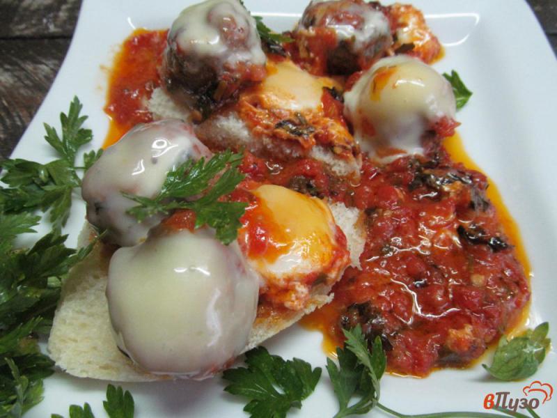 Фото приготовление рецепта: Фрикадельки в томатном соусе под сыром моцарелла шаг №7