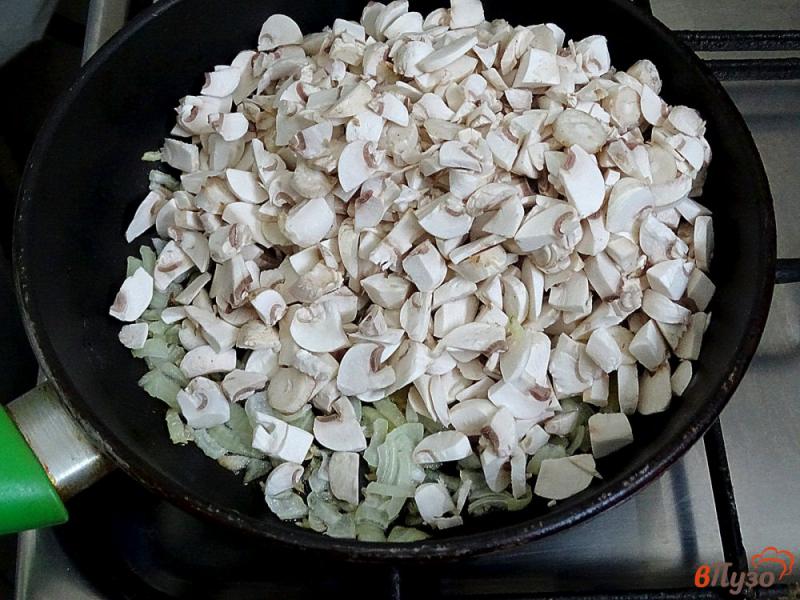 Фото приготовление рецепта: Торт кабачковый с грибами и помидорами шаг №3
