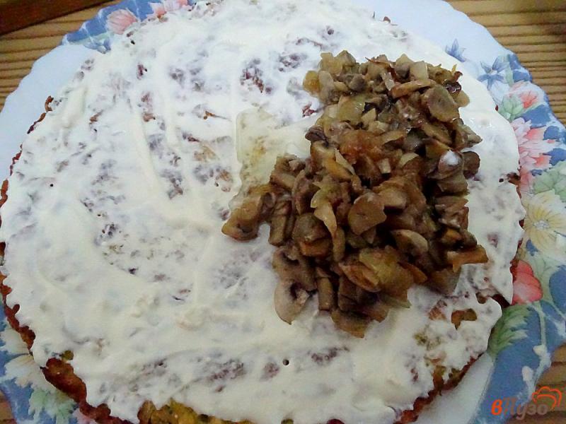 Фото приготовление рецепта: Торт кабачковый с грибами и помидорами шаг №14