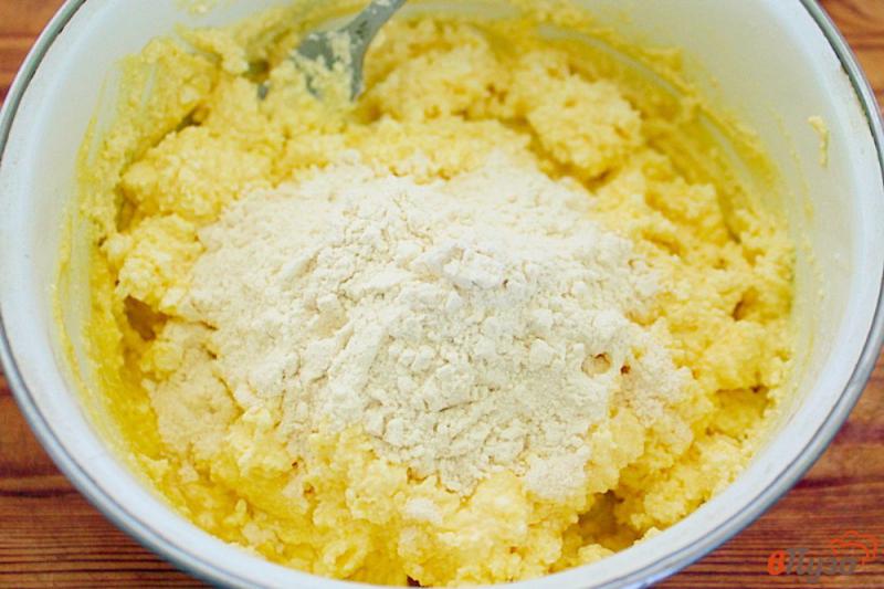 Фото приготовление рецепта: Сырники на желтках, подача с земляникой и медом шаг №3