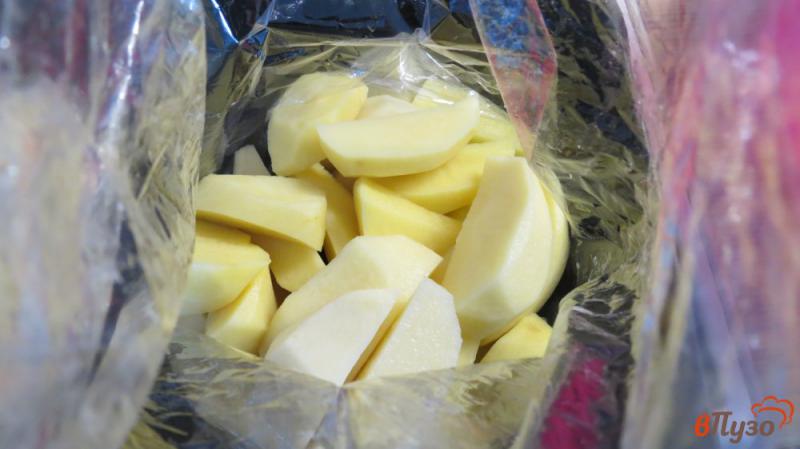 Фото приготовление рецепта: Картошка с мясом запеченные в пакете шаг №5