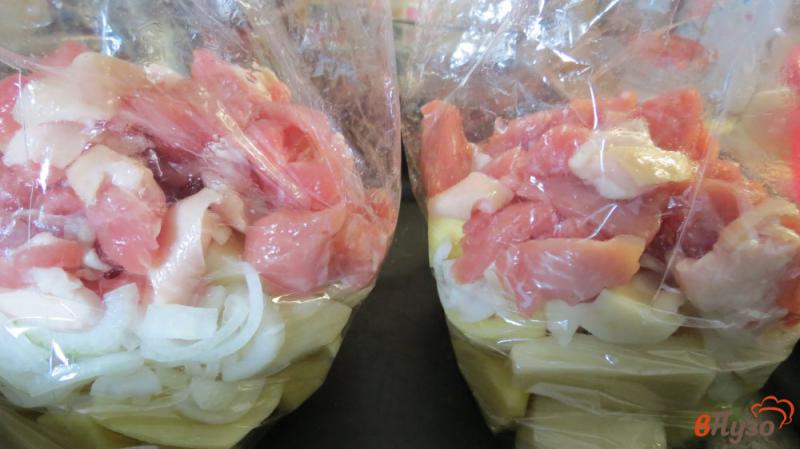 Фото приготовление рецепта: Картошка с мясом запеченные в пакете шаг №8