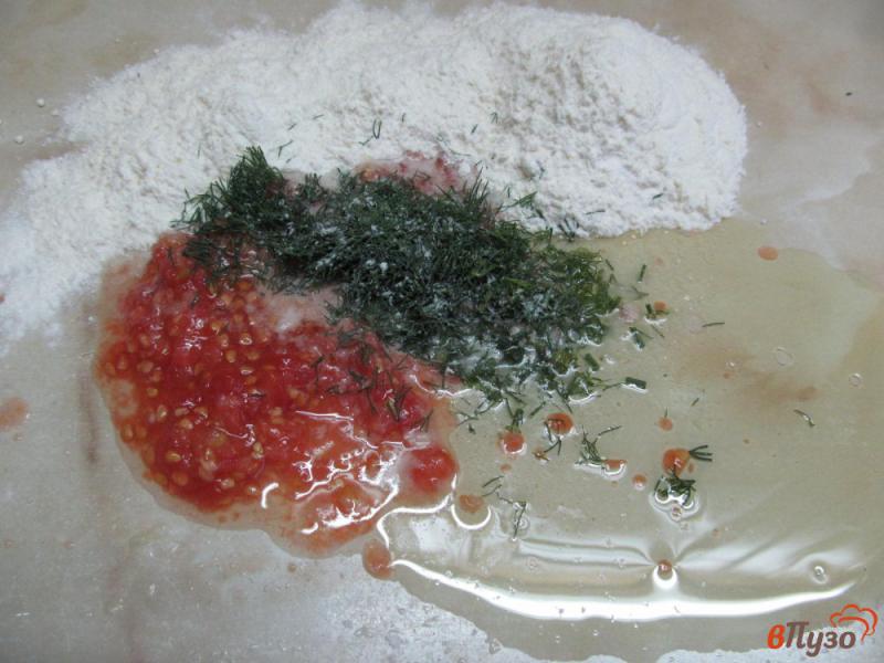 Фото приготовление рецепта: Томатный лепешки на соде шаг №2