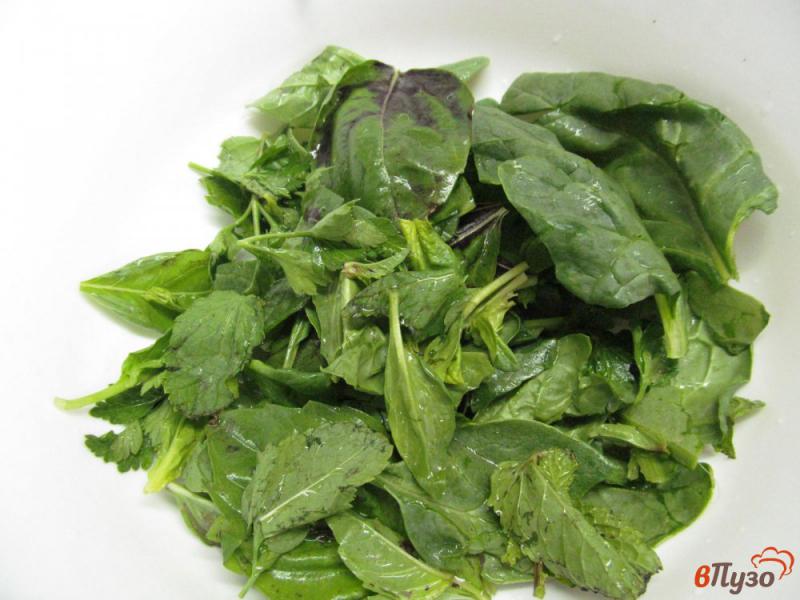 Фото приготовление рецепта: Зеленый салат с финиками и беконом шаг №1
