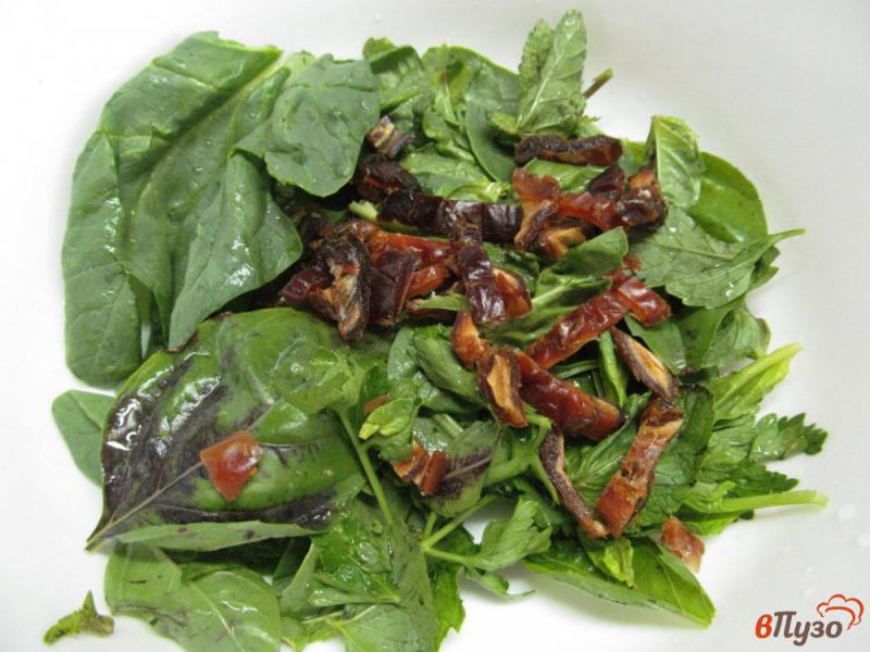 Фото приготовление рецепта: Зеленый салат с финиками и беконом шаг №4