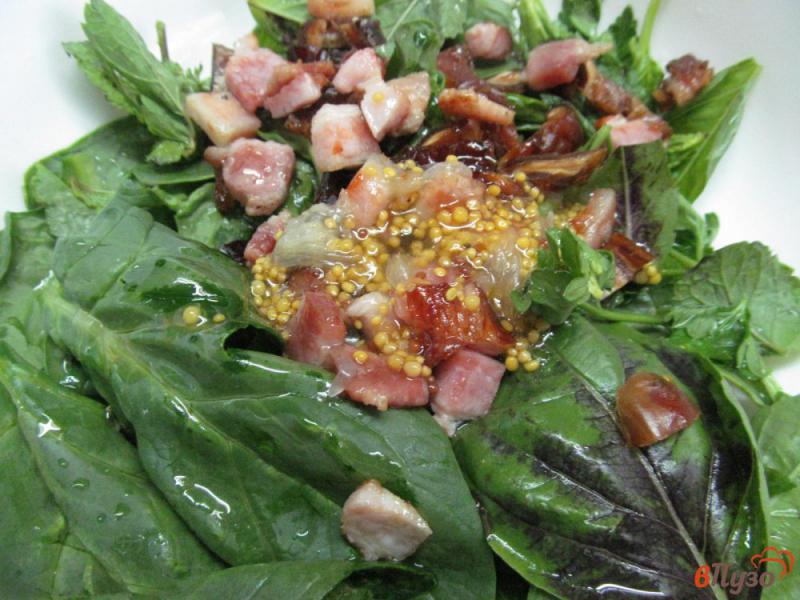 Фото приготовление рецепта: Зеленый салат с финиками и беконом шаг №6