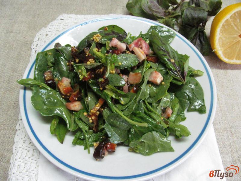 Фото приготовление рецепта: Зеленый салат с финиками и беконом шаг №7