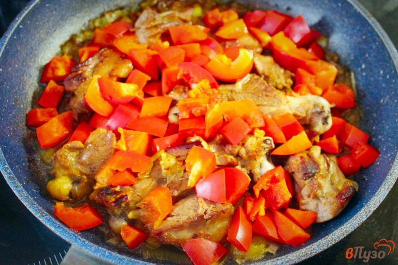Фото приготовление рецепта: Курятина с перцем и томатным соусом шаг №3