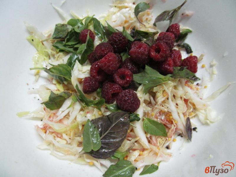 Фото приготовление рецепта: Салат из капусты с малиной и базиликом шаг №4