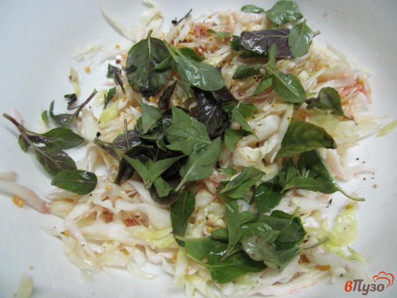 Фото приготовление рецепта: Салат из капусты с малиной и базиликом шаг №3