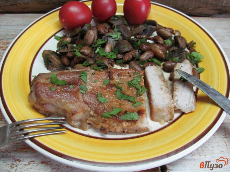Фото приготовление рецепта: Свиной стейк с грибами и фасолью шаг №9