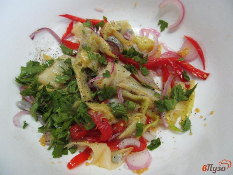 Фото приготовление рецепта: Фасолевый салат с жареным перцем и сыром шаг №6