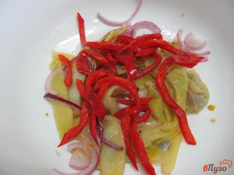 Фото приготовление рецепта: Фасолевый салат с жареным перцем и сыром шаг №5