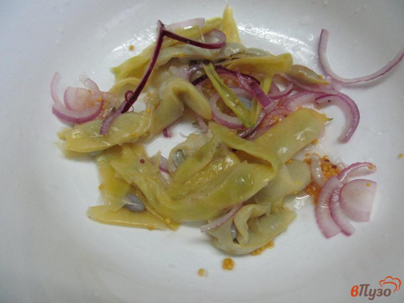 Фото приготовление рецепта: Фасолевый салат с жареным перцем и сыром шаг №4