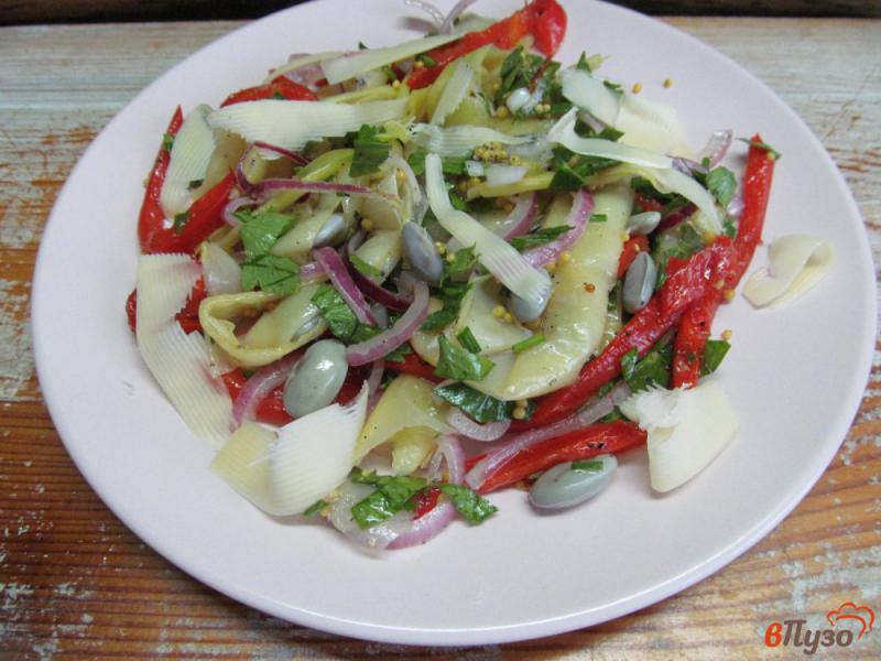 Фото приготовление рецепта: Фасолевый салат с жареным перцем и сыром шаг №7