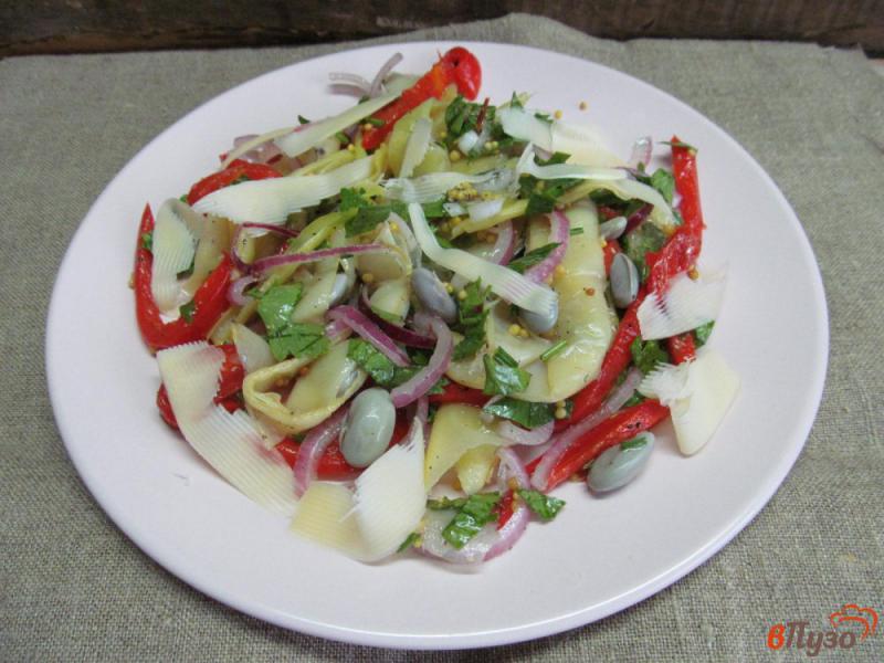 Фото приготовление рецепта: Фасолевый салат с жареным перцем и сыром шаг №8