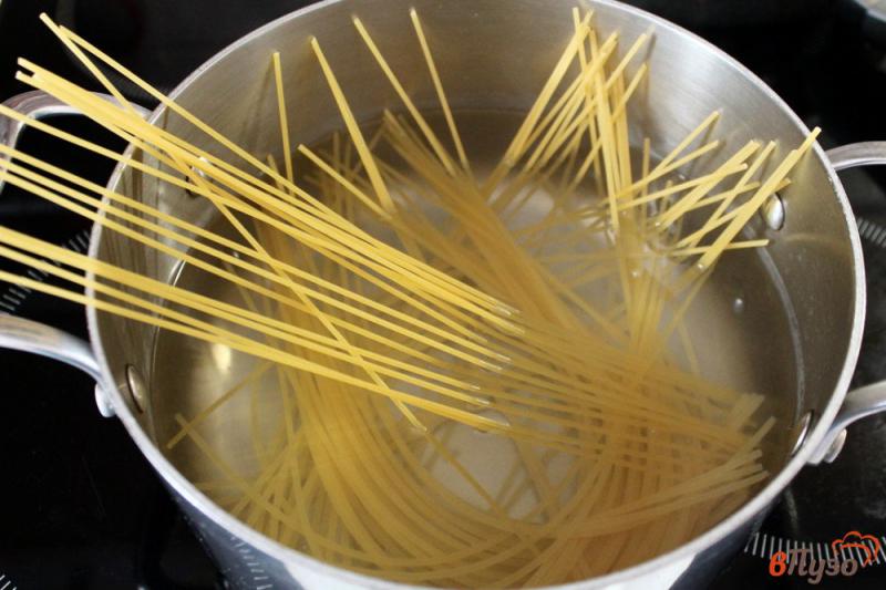 Фото приготовление рецепта: Спагетти с томатным соусом и пармезаном шаг №1