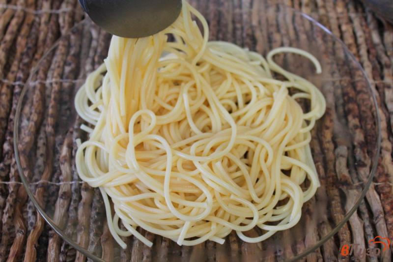 Фото приготовление рецепта: Спагетти с томатным соусом и пармезаном шаг №3