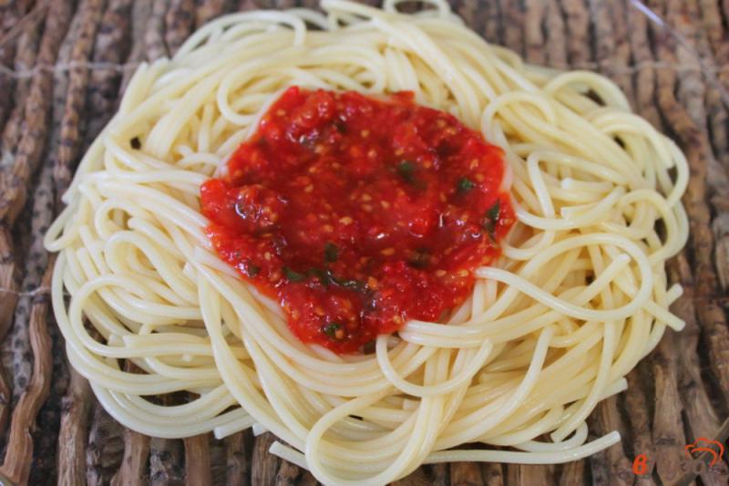 Фото приготовление рецепта: Спагетти с томатным соусом и пармезаном шаг №4
