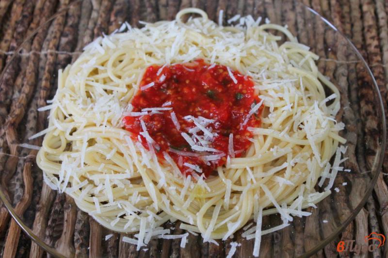 Фото приготовление рецепта: Спагетти с томатным соусом и пармезаном шаг №5