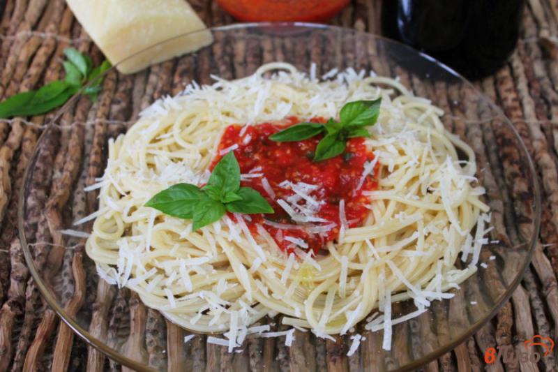Фото приготовление рецепта: Спагетти с томатным соусом и пармезаном шаг №6