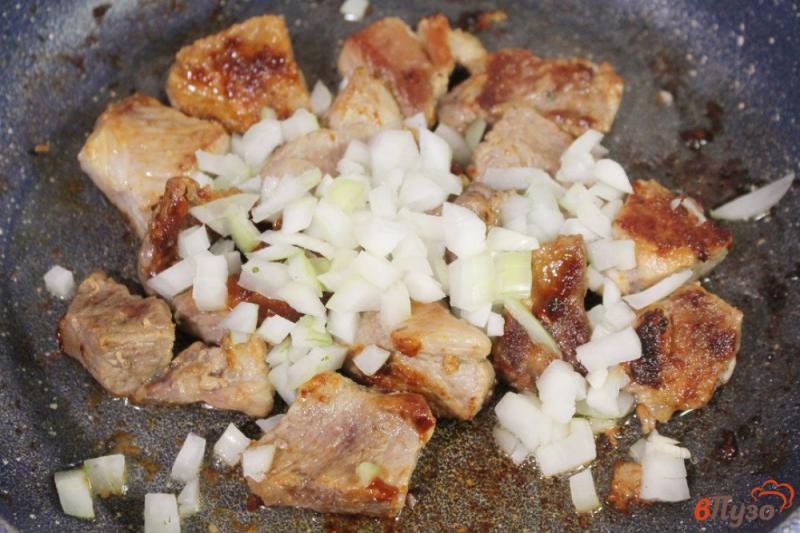 Фото приготовление рецепта: Свинина с перцем, чесноком и яблоком шаг №2