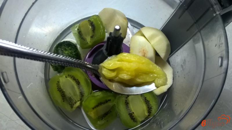 Фото приготовление рецепта: Смузи «Киви-шпинат-яблоко» шаг №3