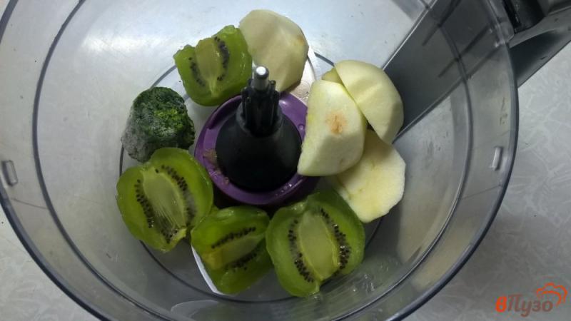 Фото приготовление рецепта: Смузи «Киви-шпинат-яблоко» шаг №2