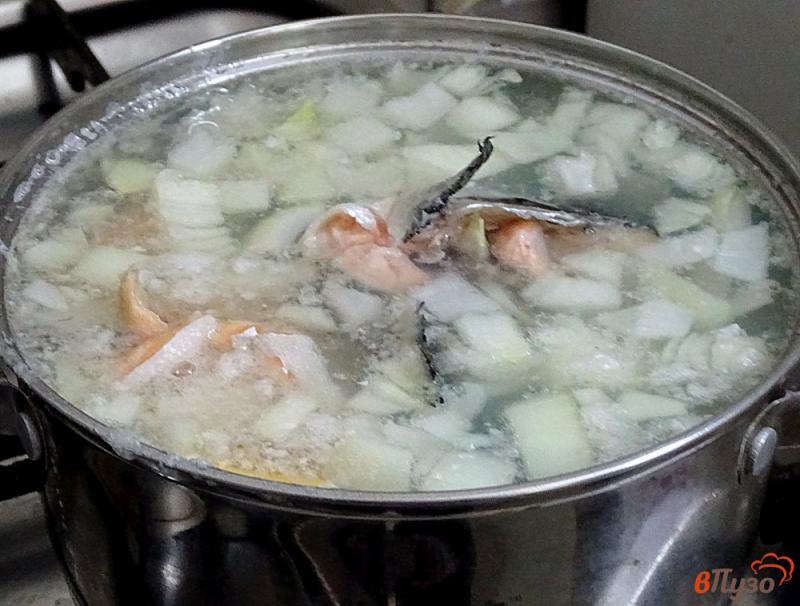 Фото приготовление рецепта: Рыбный суп из сёмги шаг №4