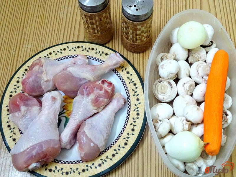 Фото приготовление рецепта: Куриные голени с грибами шаг №1