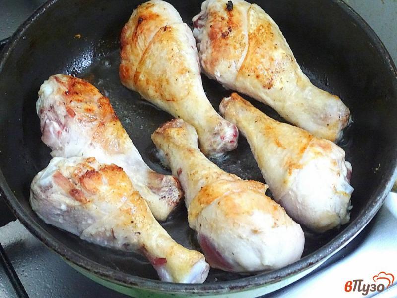 Фото приготовление рецепта: Куриные голени с грибами шаг №4