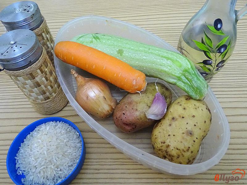 Фото приготовление рецепта: Суп с рисом и кабачками шаг №1