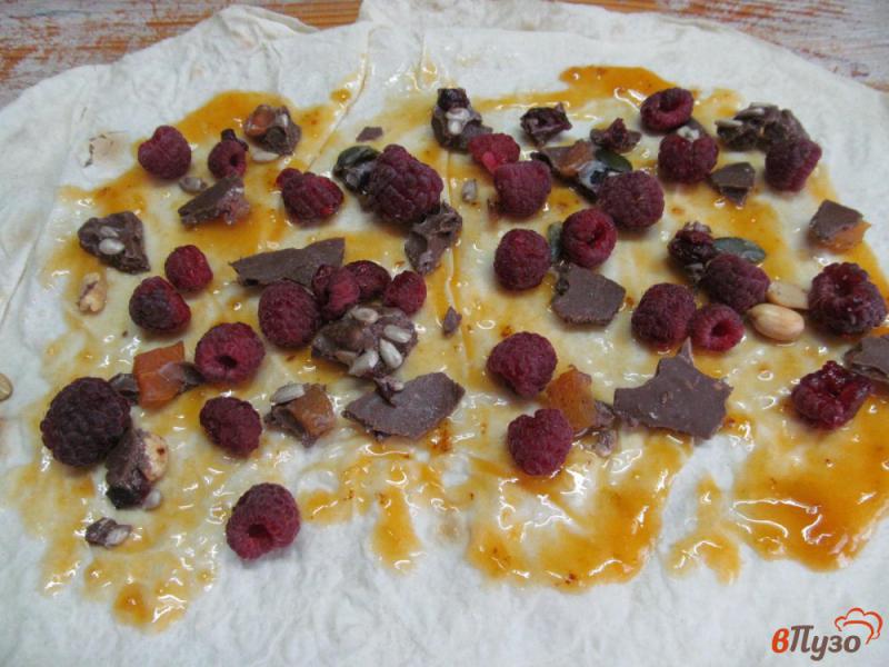 Фото приготовление рецепта: Десерт из лаваша с шоколадом и сыром шаг №3