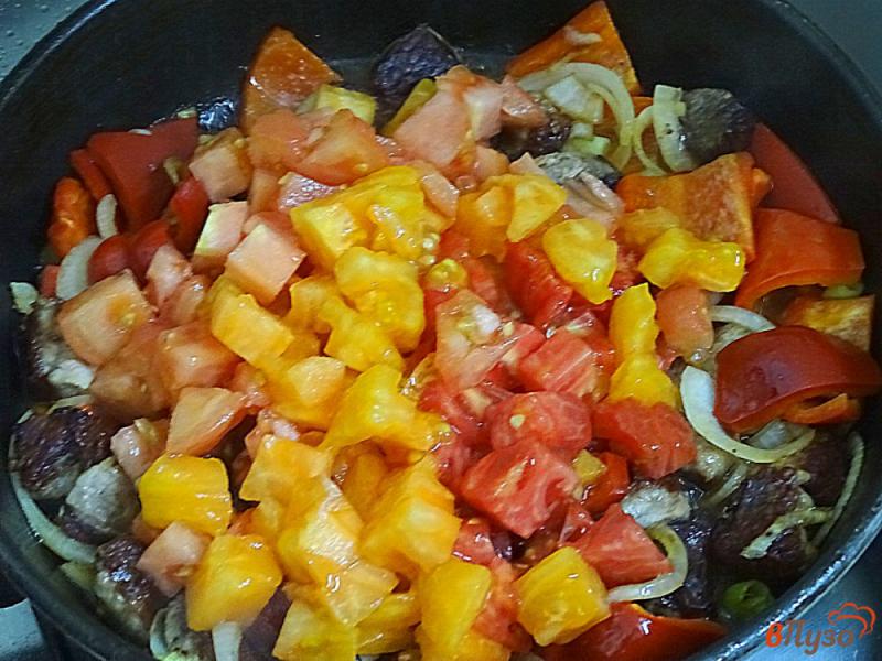 Фото приготовление рецепта: Жаркое со свининой сладким болгарским перцем и помидорами шаг №11