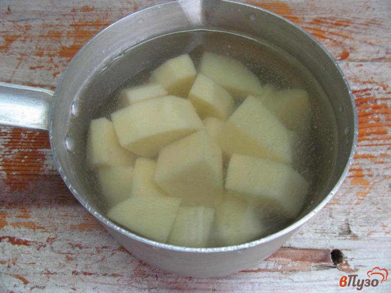 Фото приготовление рецепта: Молодой картофель под сливочным соусом с чесноком и беконом шаг №1