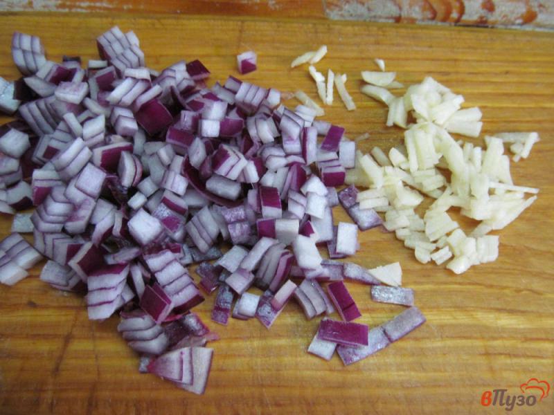 Фото приготовление рецепта: Молодой картофель под сливочным соусом с чесноком и беконом шаг №3