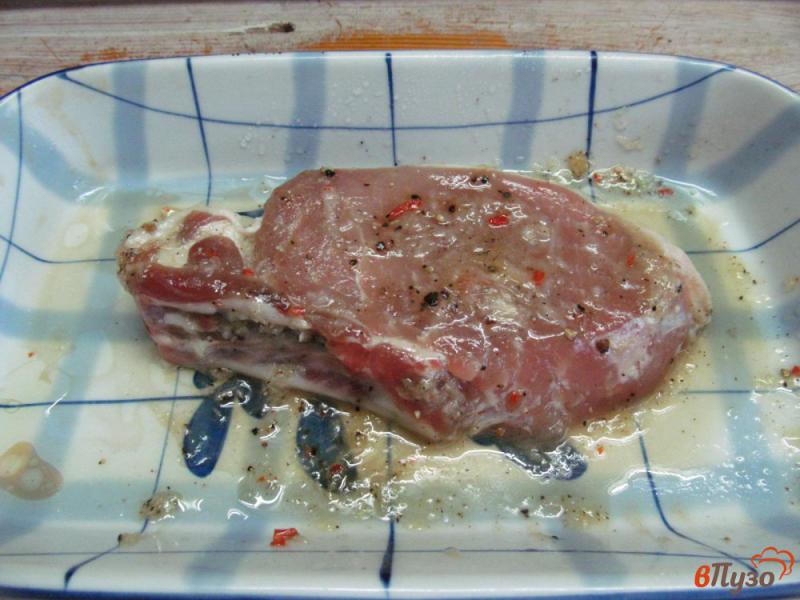 Фото приготовление рецепта: Свиной стейк с яблоком и луком в медовом соусе шаг №2