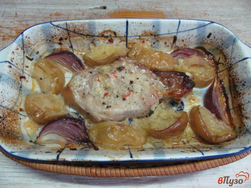 Фото приготовление рецепта: Свиной стейк с яблоком и луком в медовом соусе шаг №4