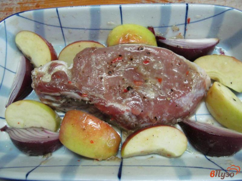 Фото приготовление рецепта: Свиной стейк с яблоком и луком в медовом соусе шаг №3