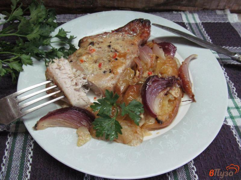 Фото приготовление рецепта: Свиной стейк с яблоком и луком в медовом соусе шаг №5