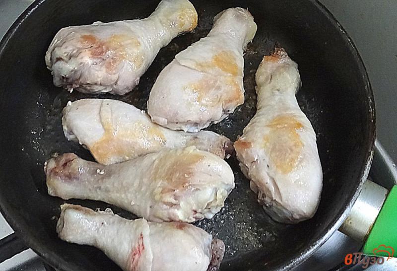 Фото приготовление рецепта: Куриные голени с овощами в сметанном соусе шаг №4