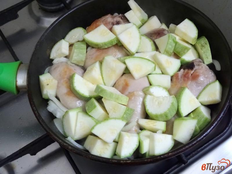 Фото приготовление рецепта: Куриные голени с овощами в сметанном соусе шаг №6