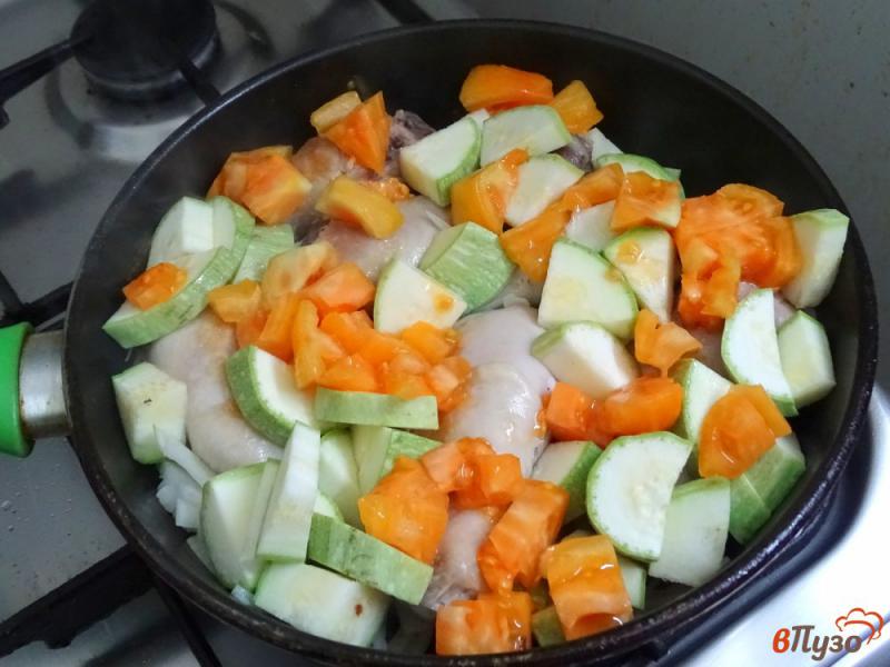 Фото приготовление рецепта: Куриные голени с овощами в сметанном соусе шаг №7